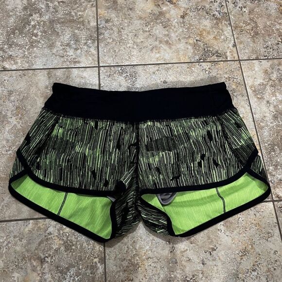 Lululemon Speed Short (2 1/2") Down Pour Lime Light / Black - Picture 1 of 3